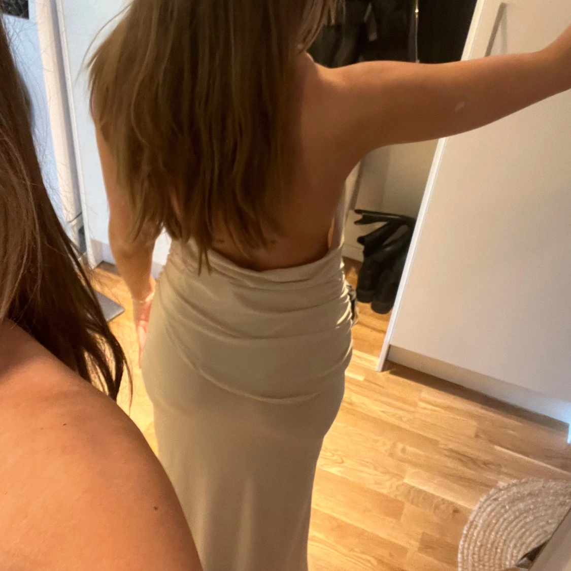 Beige långklänning med draperad front - 2