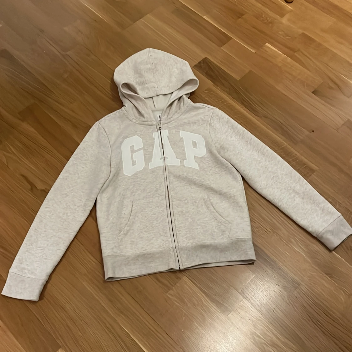 Ljusgrå hoodie från GAP