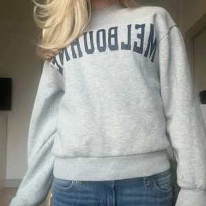 College tröja - Super snygg college tröja, använd en gång efter förra ägaren!❤️