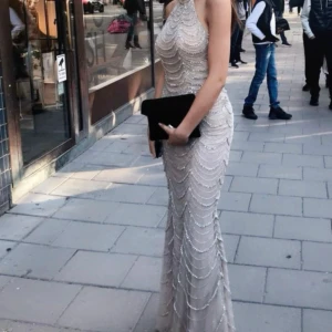 Bal/fest klänning  - Klänning som sitter som en smäck. Klänningen är i XS/S och är halterneck med öppen rygg. 