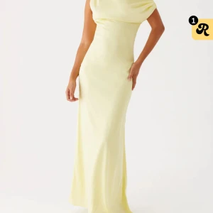 Ljusgul balklänning - Säljer en elegant ljusgul långklänning med oneshoulder och draperad överdel. Klänningen har en figurnära passform och är perfekt för bal eller fest. Materialet har en lätt glans och känns mjukt mot huden.