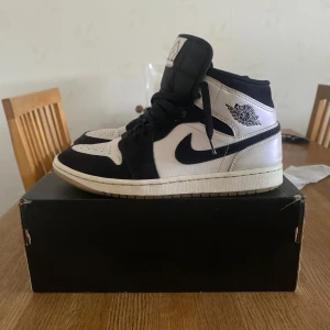 NIKE JORDAN 1 "DIAMOND" MID st41 - Jordan 1 "Diamond" Mid kombinerar elegans med streetwear. Dess diamantinspirerade mönster och högkvalitativa material ger en sofistikerad touch till din stil samtidigt som du behåller den urbana känslan. ( Kvitto finns )