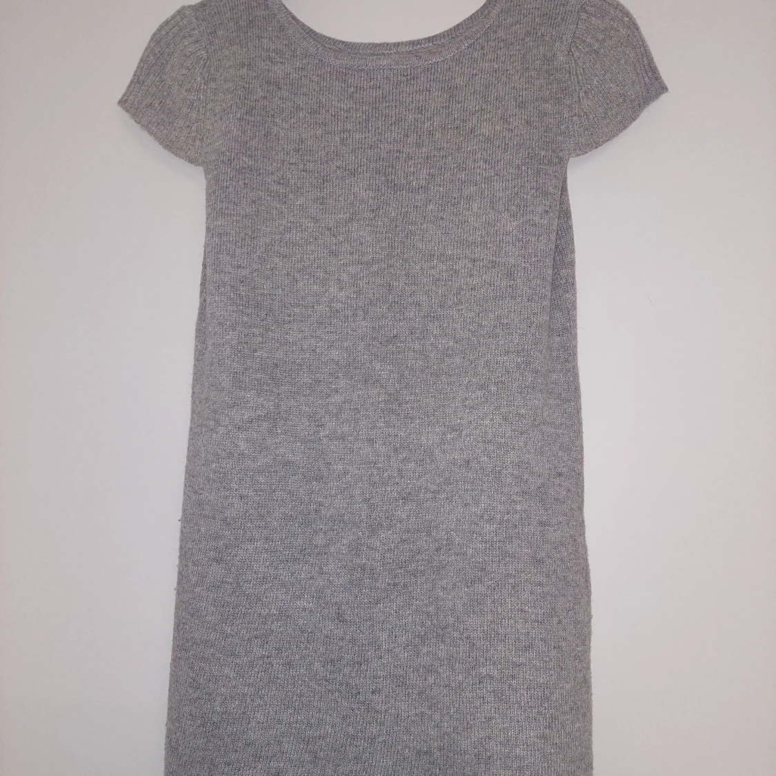 Grå stickad klänning med rosettdetalj - 1