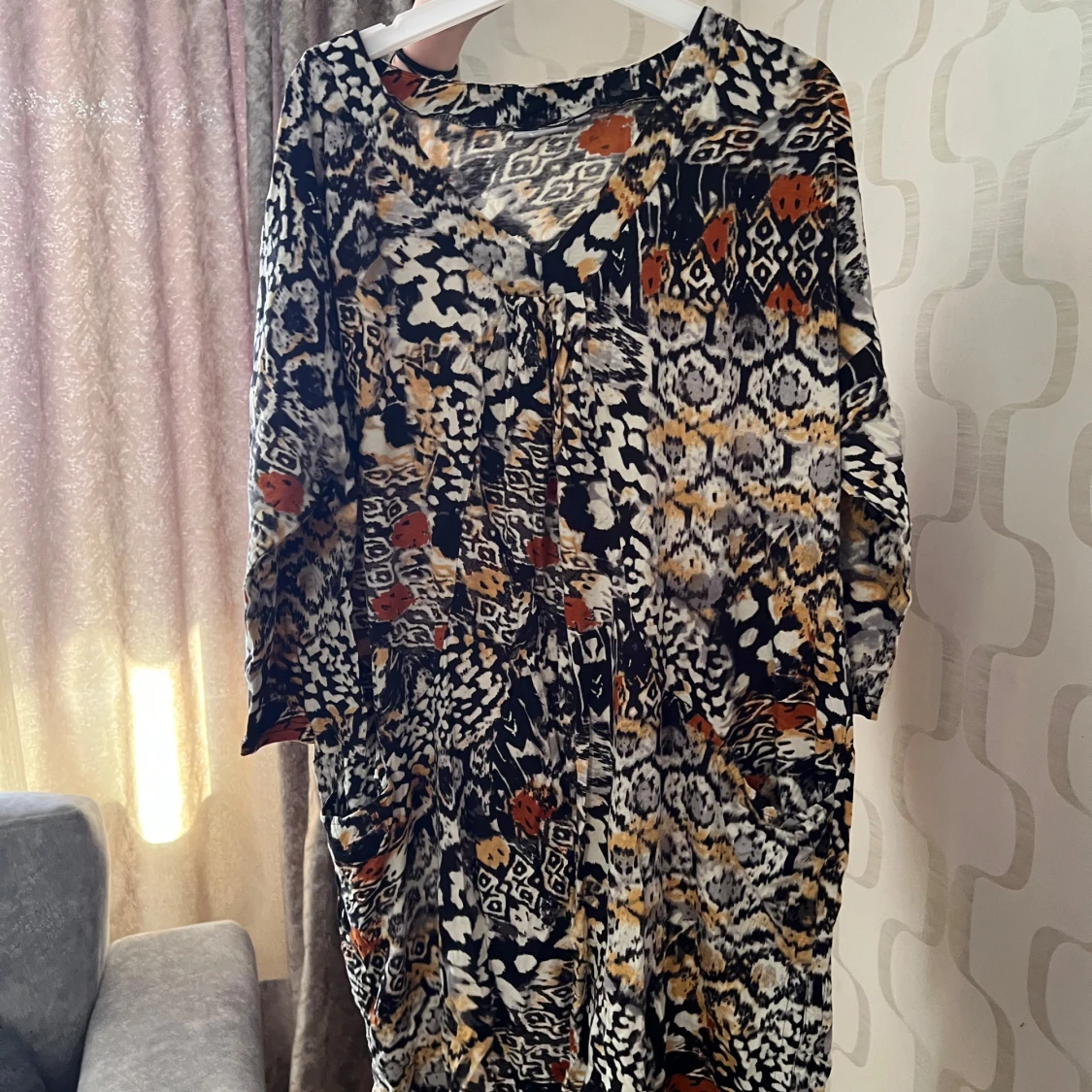 Mönstrad långärmad klänning