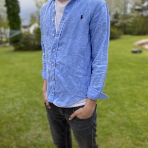  Ralph Lauren linne skjorta - Säljer snygg Ralph lauren skjorta, perfekt till sommaren! Skjortan är i storlek xs. Priset är ej hugget i sten! Kom med frågor vid funderingar! Postar alltid inom 48h!