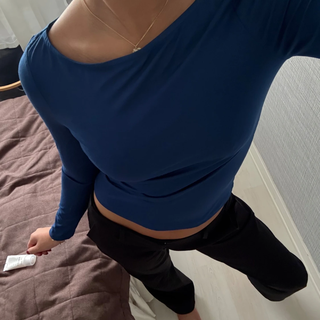 Mörkblå croppad långärmad topp - 2