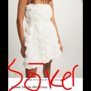 Vit blommig miniklänning - Söker denna klänning 