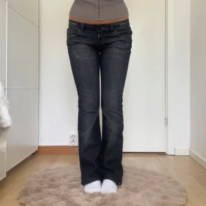 Mörkgrå bootcut jeans - Superfina lågmidjade jeans från trf denim! Midjemått tvärsöver: 38cm Innerbenslängd: 74cm Jag är 161cm för referens!💓