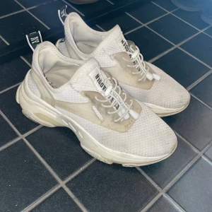 Steve madden skor - Steve madden skor i vit, använda. Storlek 38.5