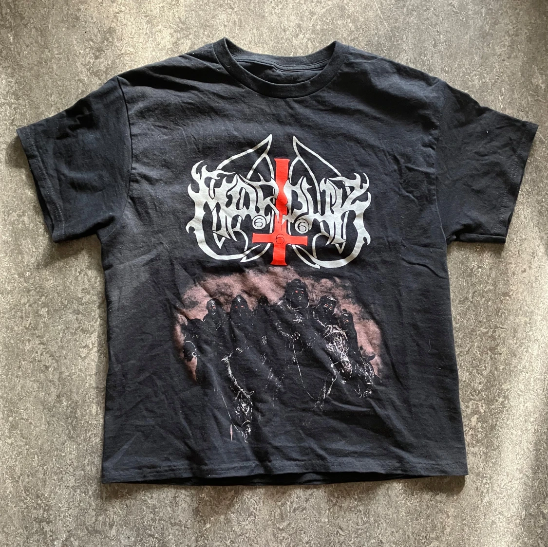 Svart band-tshirt med tryck från Marduk