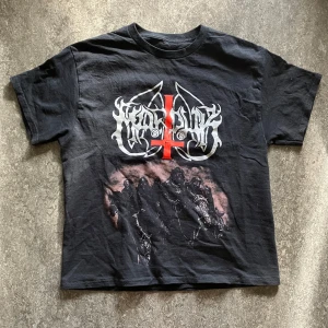Svart band-tshirt med tryck från Marduk - Cool svart t-shirt med stort tryck av Marduks logga och bandmedlemmar på framsidan. Baksidan har motiv av en demon och texten 'Those of the Unlight 1993' i rött. Perfekt för dig som gillar metal och vill sticka ut.