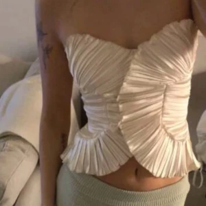 Snygg topp - Super snygg topp men som tyvärr är för stor för mig, köpt här på plick och lapparna är avklippta så vet tyvärr inte vart den är ifrån, den har en svart och en vit lapp bortklippt!💖glasnig creme färgad 