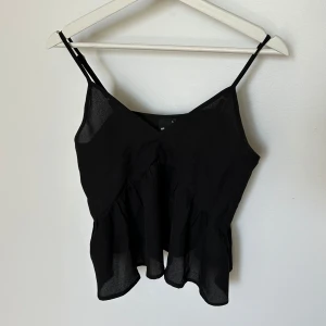 Svart topp från Gina Tricot - Svart topp från Gina Tricot. Strl S men passar även XS. Reglerbara band. Mycket bra skick, använt 1-2 gånger. 