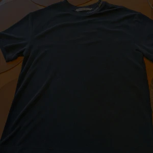 Svart t-shirt från Calvin Klein Jeans  - Superfin svart t-shirt från Calvin Klein Jeans i storlek XS. Gjord i ett mjukt, handduksliknande frottématerial som känns lyxigt och unikt. Snygg detalj med Calvin Klein-logga längs halslinningen. Endast använd 1 gång – i princip nyskick!  Nypris: 699 kr Mitt pris: 350 kr (pris kan diskuteras vid snabb affär) Köparen står för frakt.