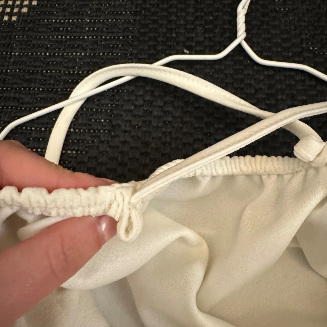 Vit klänning med spetsdetaljer och smala axelband - 2