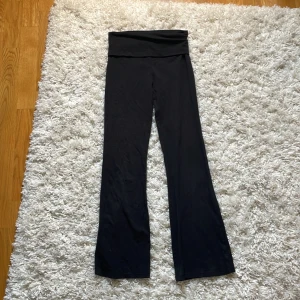 Svarta yogapants från Gina Tricot med glitterdetalj - Svarta yogapants från Gina tricot med väldigt mjukt material. Det är glitterdetaljer på baksidan av byxorna. Orginalpris 250kr. Pris kan diskuteras💗