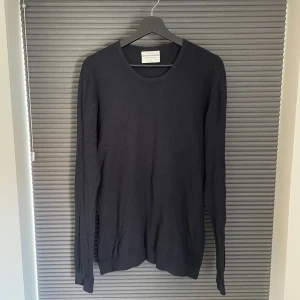 Stickad Tröja från Bruun & Stengade - Stilren svart tunnt stickad tröja från Bruun & Stengade. Passar perfekt över en skjorta och är i bra skick.