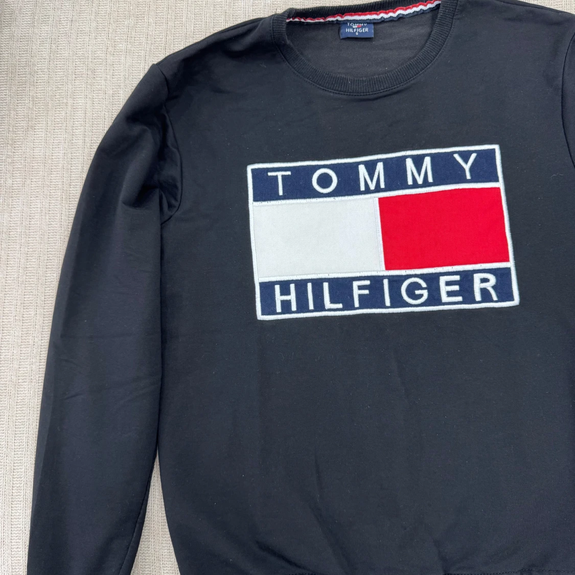 Svart sweatshirt från Tommy Hilfiger - 1