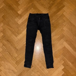 Replay jeans - Tja, säljer ett par svart/gråa replay jeans i storlek 29-32 modellen är anbass och sitter slim