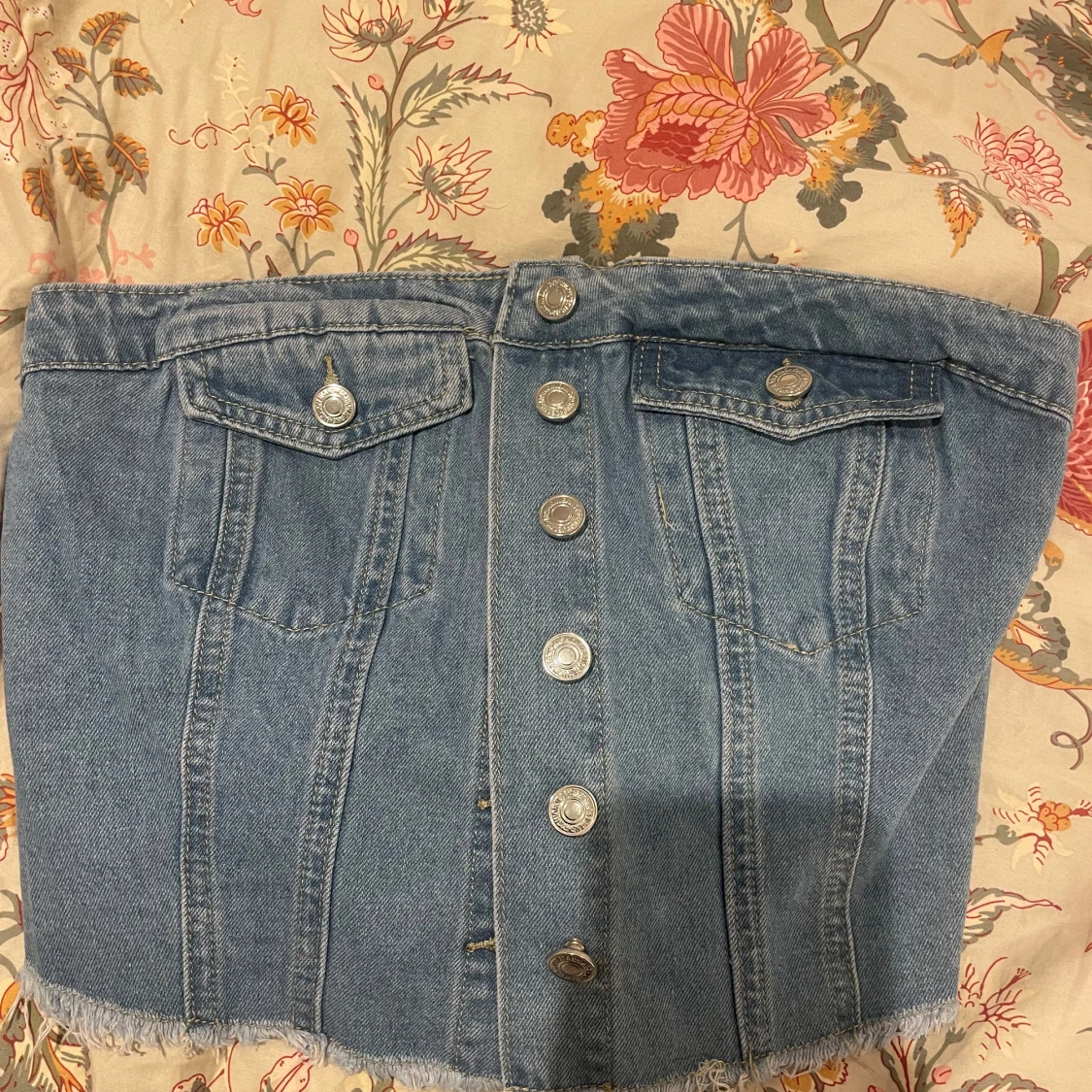 Blå jeantopp med knappar
