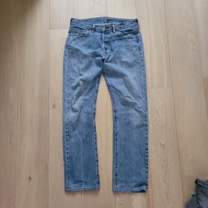 Levi's jeans - Extremt feta vintage 501or! Ett litet hål vid höger lår som bara gör dem fetare! Passar W32L32.