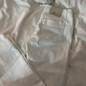 Vita LTB jeans  - Säljer ett par vita jeansbyxor från LTB med klassisk femficksdesign och raka ben. Byxorna har normal passform och är tillverkade i ett mjukt bomullsmaterial. Perfekta för dig som vill ha en stilren och fräsch look. 