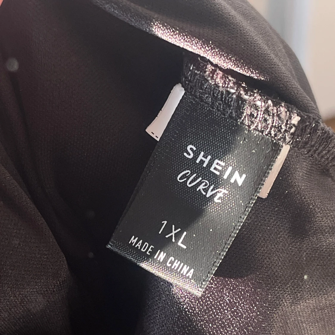 Svart figurnära klänning med pärldetaljer - 4