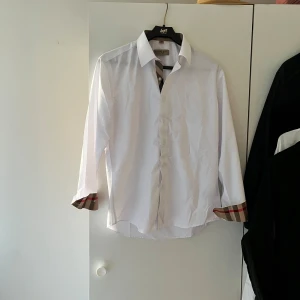 Burberry skjorta - Hej, säljer nu en stilren burberry skjorta som är perfekt inför våren och sommaren, Har inte använts mer än 3 gånger så skicket är väldigt bra, Jag på bilden är 183 och storleken är M, priset är diskuterbart, hör av er vid funderingar