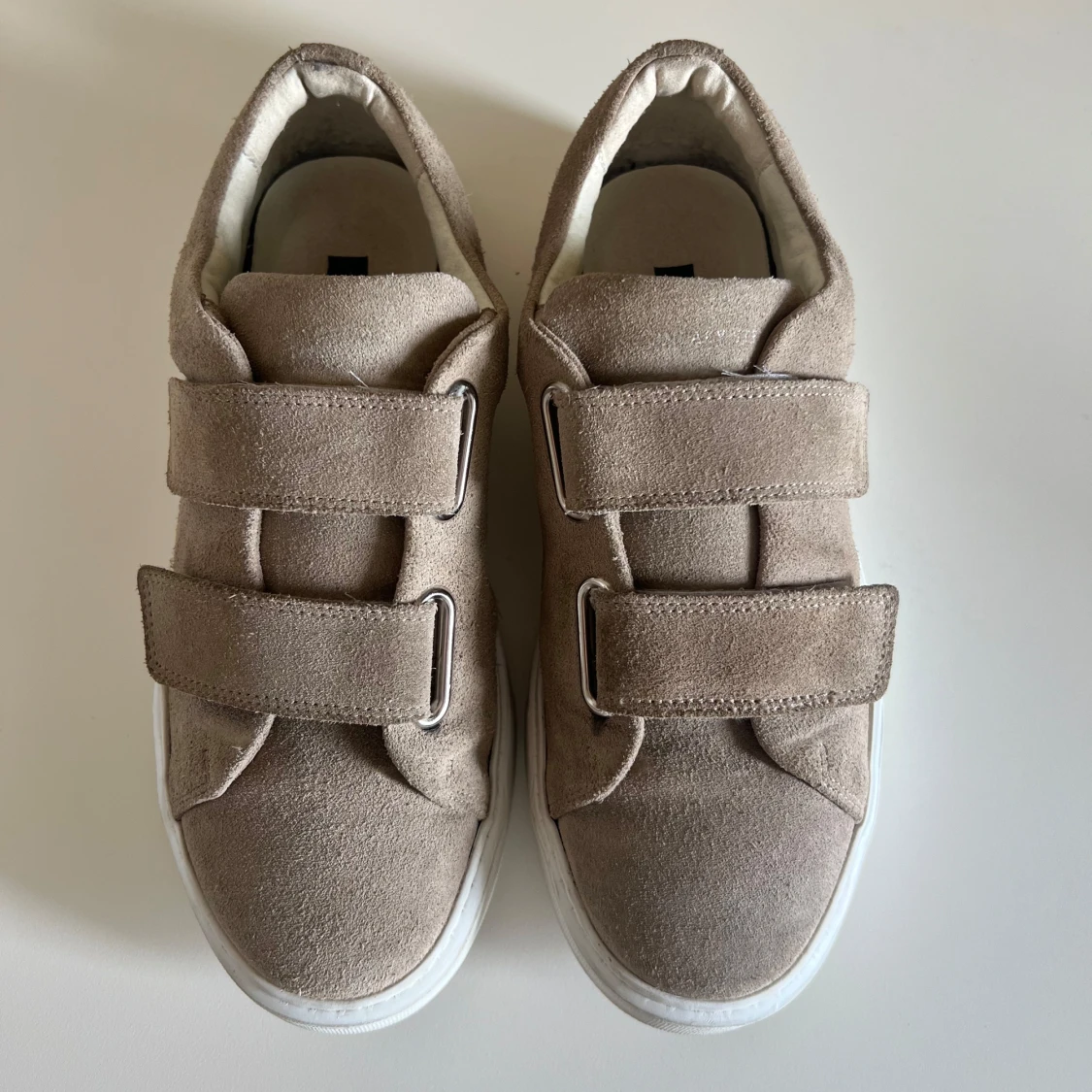 Beigea sneakers från Steaky Steve - 1