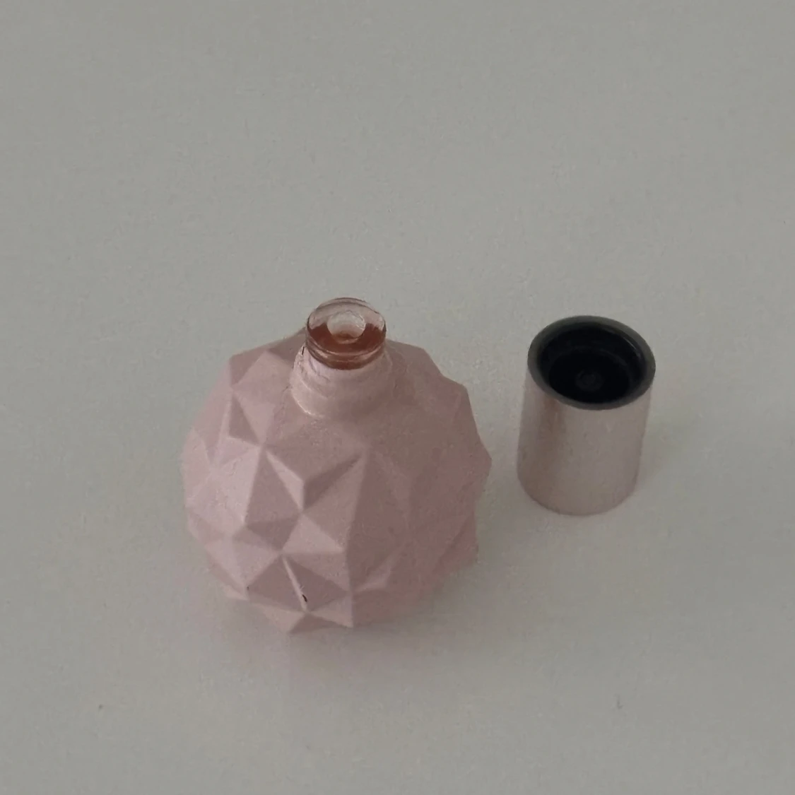 Parfymflaska i ljusrosa geometrisk design - 2