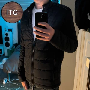 Cardigan - Jackan är super skön och sitter riktigt bra, storlek xs. Perfekt för dig som vill ha en stilren men varmt ytterplagg!!!