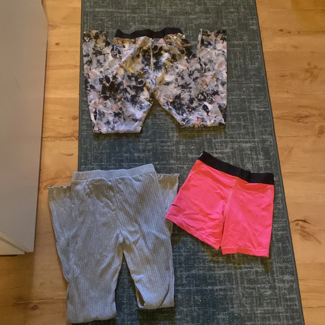Nike Pro rosa träningsshorts, mjukbyckor Kappahl och träningsbyxor SOC - 1