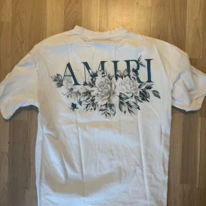 Ny t-shirt från Amiri - Helt ny amiri tröja säljer den eftersom jag inte använt den alls. Storlek M.