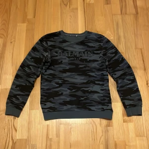 Balmain Tröja S  - Balmain Tröja i storlek S. Passar 180-185cm. Fint skick, endast nack lappen är borta. 