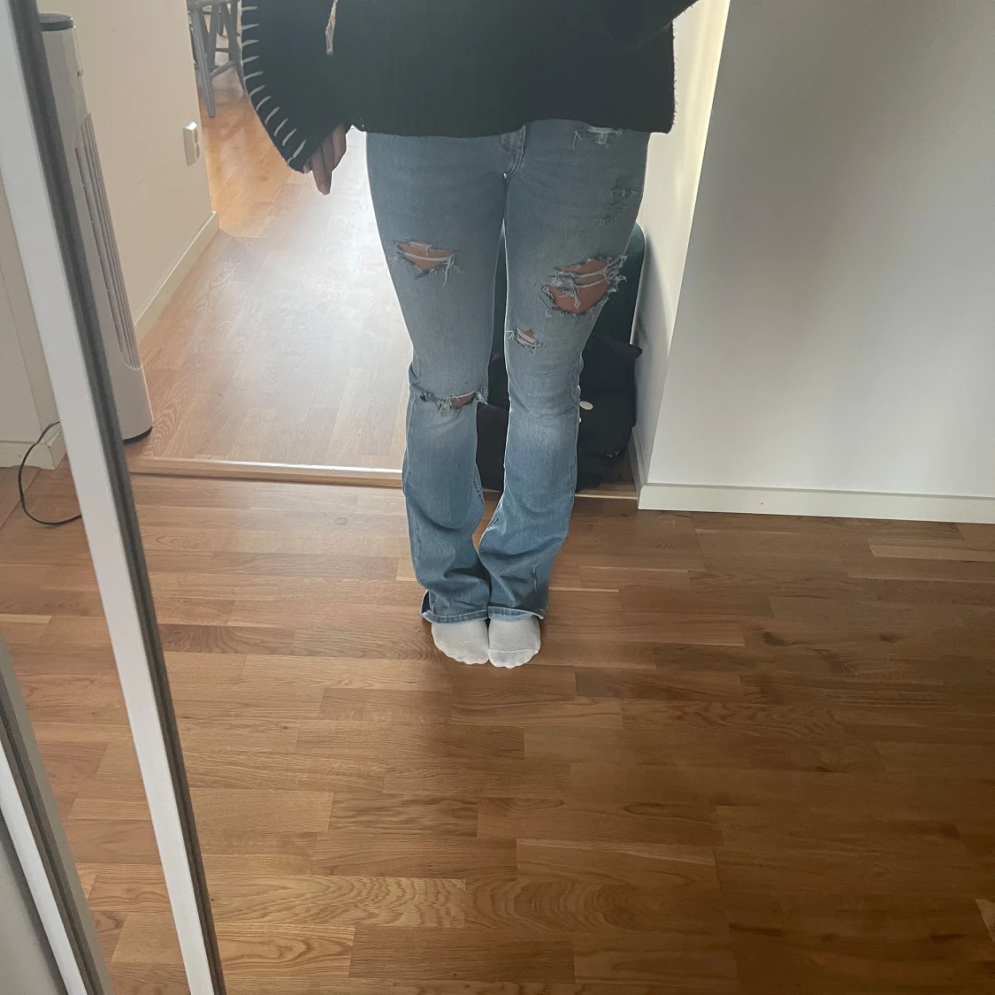 Ljusblå bootcut jeans med slitningar - 1