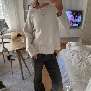 Vit stickad tröja från & Other Stories - Säljer en vit stickad tröja från & Other Stories Paris Atelier. Tröjan har rund hals, breda ribbade muddar vid ärmslut och nederkant samt en loose passform. Perfekt för lager-på-lager och enkel att styla med smycken eller jeans. Lite nopprig