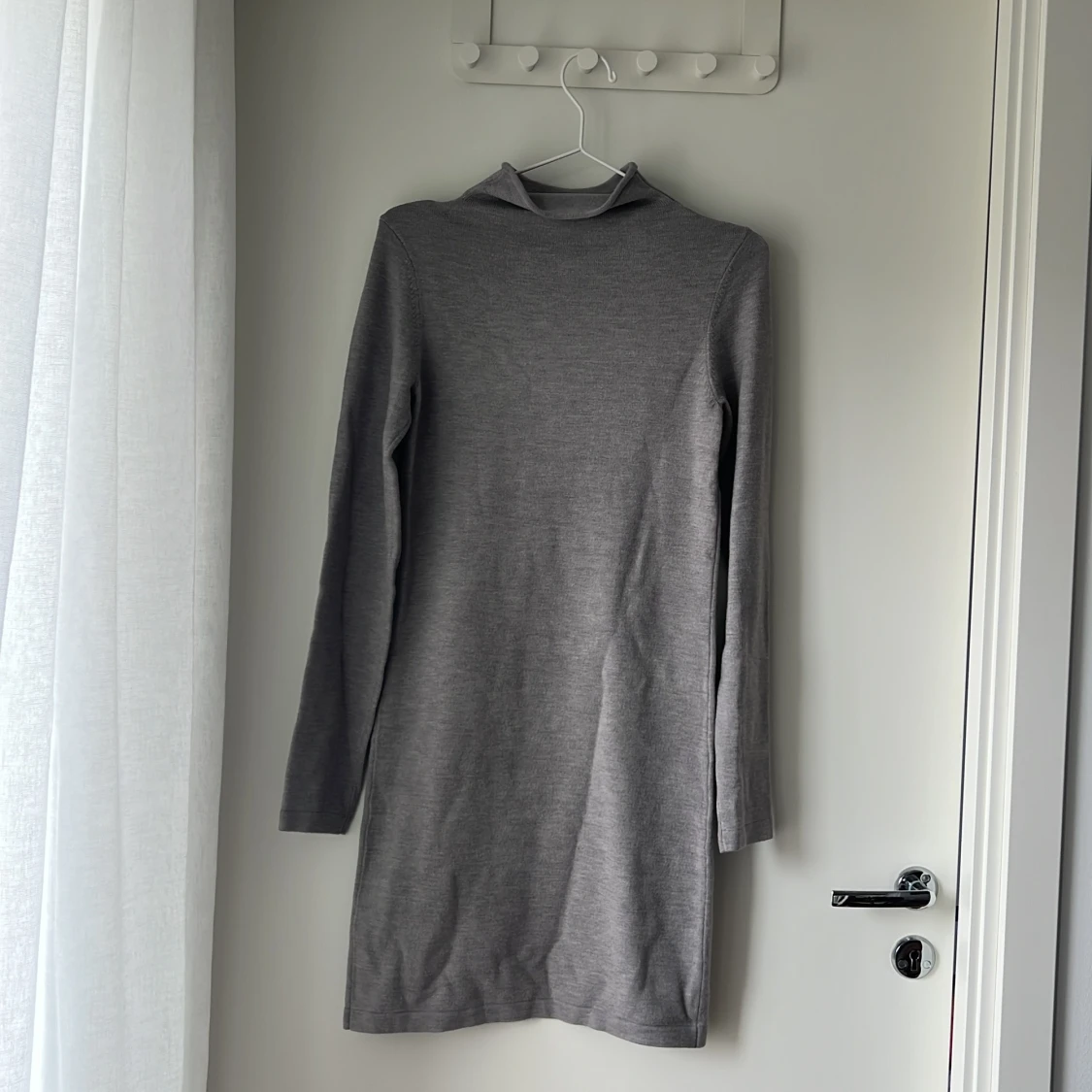 Grå stickad klänning French Connection - 1