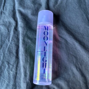 Ariana Grande - Säljer min moonlight bodymist av Ariana Grande för att den inte kommer till användning, Den är aldrig använd så är som ny! säljer den för 150kr+frakt