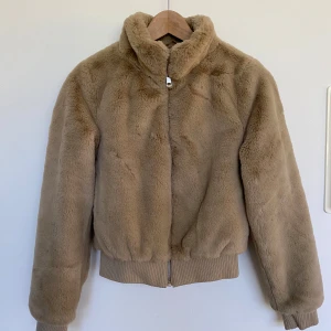 Jacka i beige fuskpäls - Kort jackmodell i mjuk och mysig fuskpäls. Skick: Mycket bra - i stort sett oanvänd. Märke: Only. Stl: XS. Köparen står för ev. fraktkostnad.