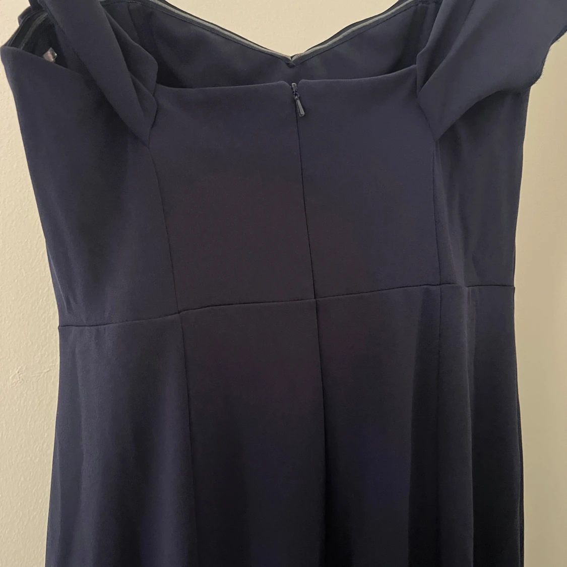 Mörkblå långklänning med drapering - 3