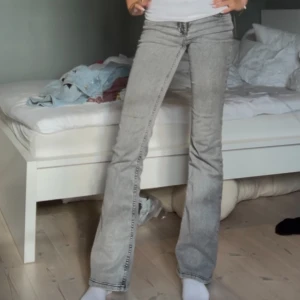 Grå bootcut jeans med broderade fickor - Low waist grå bootcut jeans från Nelly. Jeansen har klassisk femficksdesign och coola broderade detaljer på bakfickorna. Tillverkade i mjukt denimtyg som sitter skönt och ger en avslappnad vibe. ❤️