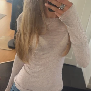 Ljusbeige långärmad tröja från intinissmi - säljer min beige intinissmitörja 💗köpte den får nån månad sen men har knappast använt så inga skador!  🩷storlek S 