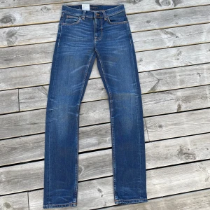 Nudie Lean Dean - Säljer nu dessa sjukt snygga Nudie Jeans Lean Dean! De är sprillans nya med tags kvar, alltså aldrig använda! Storlek W28/L32. Riktigt snygg wash och bra passform! Hör av dig vid frågor eller funderingar!