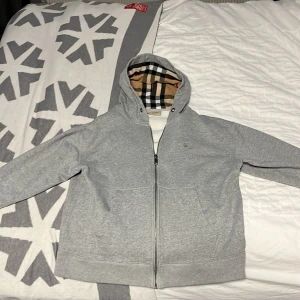 Burberry hoodie - Tjena säljer mina burberry hoodie då den inte passar och den passar folk som är runt 170, den har stora armar men funkar. snörena finns inte kvar tyvärr. Storlek S/M skulle jag säga och priset är 499kr. Hör av dig vid minsta frågan 