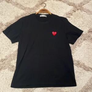 CDG T-shirt - Tjenare! Säljer en riktigt schysst COMME des GARÇONS T-shirt i storleken M. Tröjan är true to size skulke jag säga, den har heller inte några defekter alls såvida jag kan se. Hör av er vid eventuella frågor eller om ni vill ha fler bilder. Tröjan säljs i detta toppen pris pågrund av att kvittot är borttappat och därmed inte medföljer. 