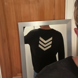 Svart merinoullströja Zadig & Voltaire - Svart långärmad tröja från Zadig & Voltaire i merinoull. Bra skick, inga hål/defekter. 