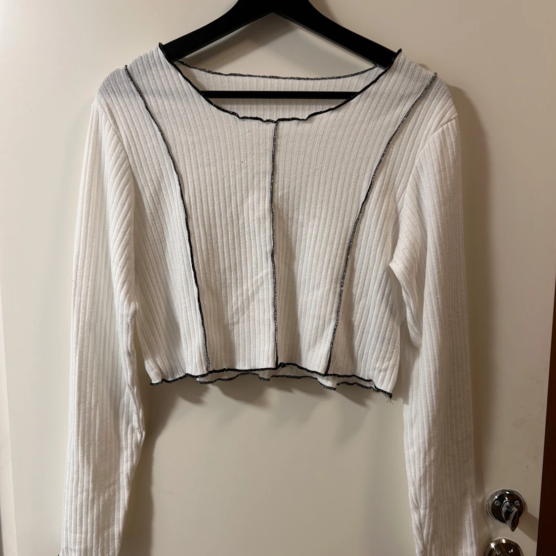 Vit ribbad croppad långärmad topp