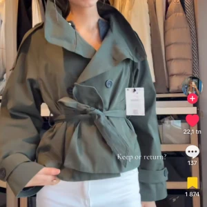 Trenchcoat Bershka - Säljer en grön trenchcoat från Bershka då jag råkade beställa två, storlek XS. Obs. Har ej fått hem paketet än! Men skriv för mer info🩷