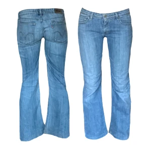 Lågmidjad bootcut jeans - Supersnygga vintage bootcut jeans. Märket är Levis och de är i mycket bra skick, behöver dock strykas lite. Midjemått: 39cm, innerbenslängd: 73cm! Kolla in min profil för fler plagg! 💙✨