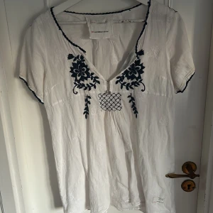 Supersöt blus - Säljer denna fina blusen som inte kommer rillanvöndning längre. Den är i väldigt bra skick och perfekt för en simpel outfit till jeans. 